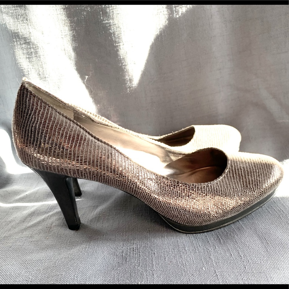 Anne Klein Grey Metallic pump size 8